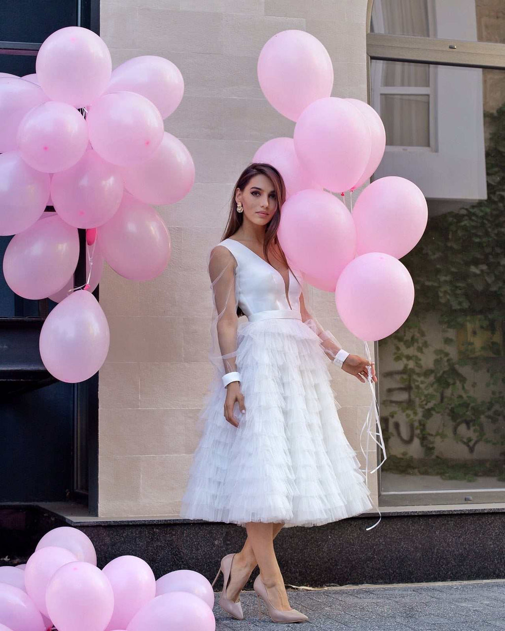 Robe de cérémonie civile avec décolleté, manches et volants
