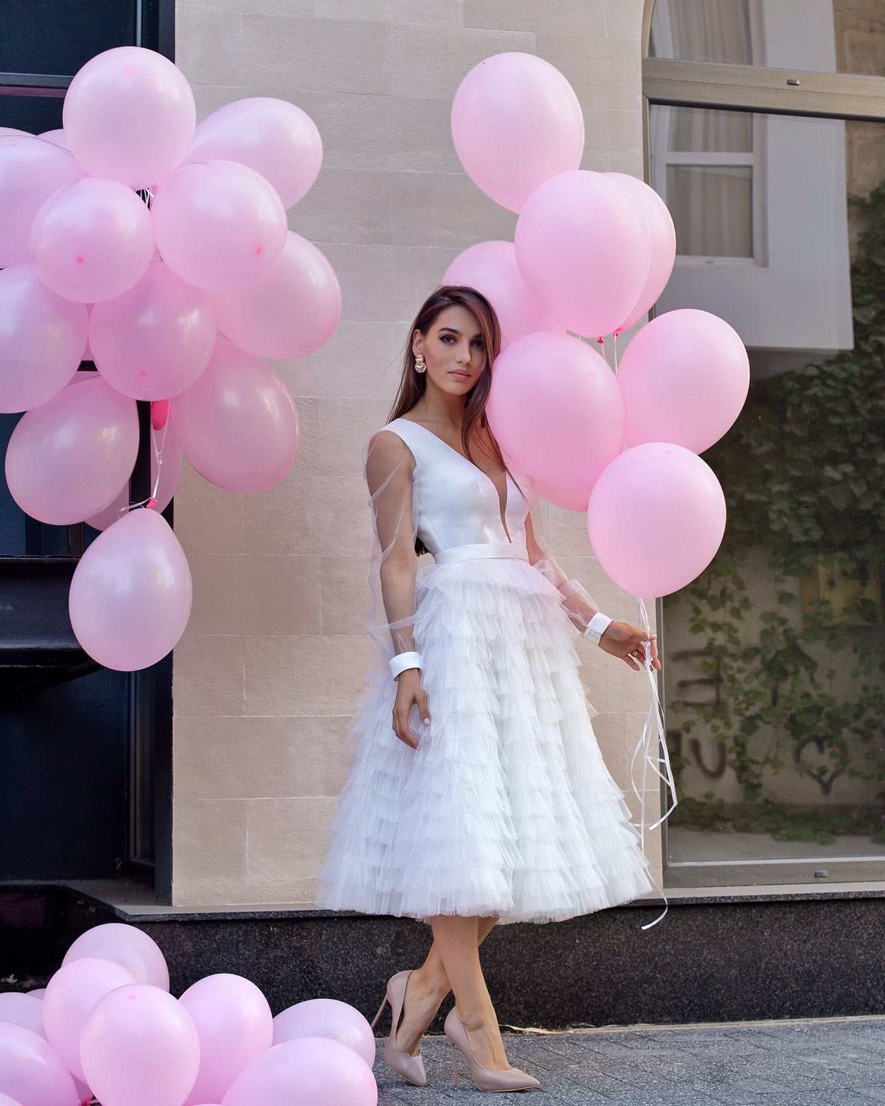 Robe de cérémonie civile avec décolleté, manches et volants