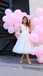 Robe de cérémonie civile avec décolleté, manches et volants