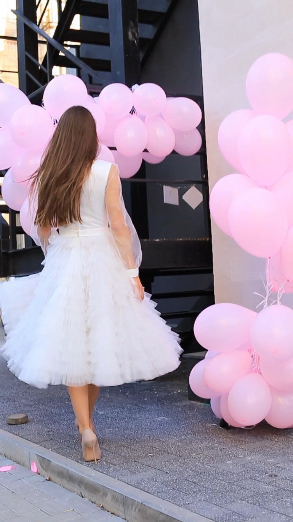 Robe de cérémonie civile avec décolleté, manches et volants