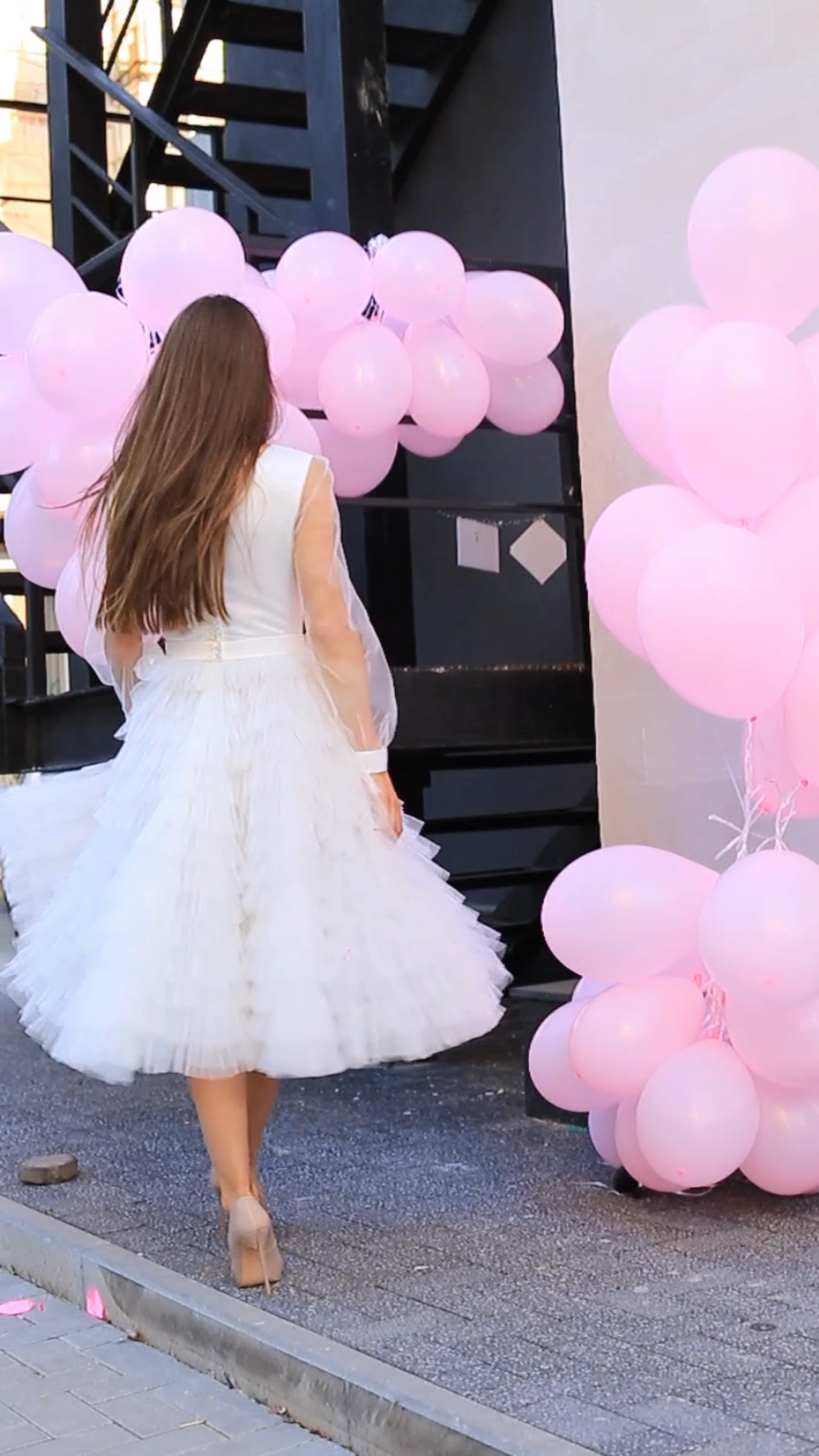 Robe de cérémonie civile avec décolleté, manches et volants