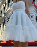 Rochie de ocazie albă scurtă cu corset și fustă evazată.
