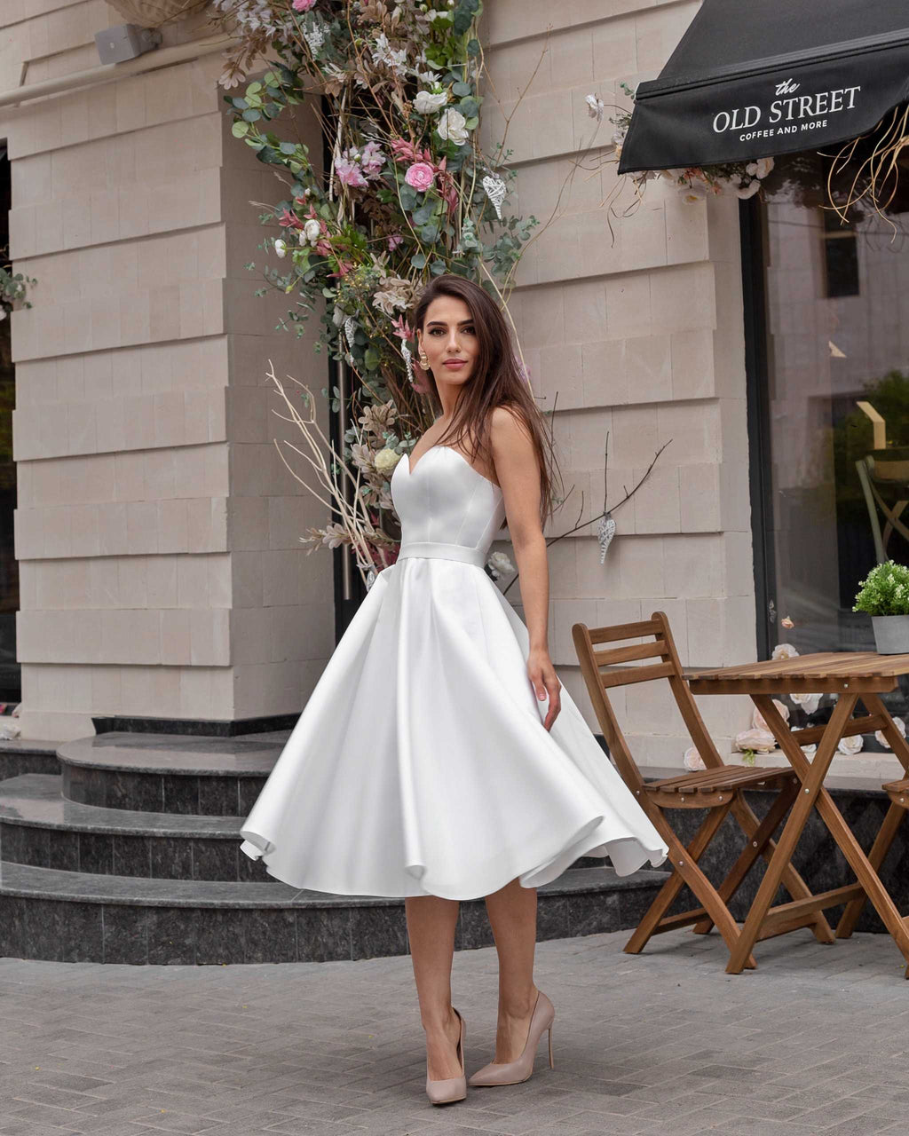 Rochie alba scurtă fabuloasă cu corset, decolteu delicat și cordon detașabil, din satin regal.