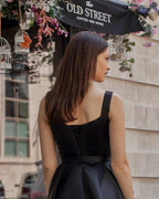 Rochie de ocazie neagră midi elegantă, fără mâneci, cu corset și șliț, satin regal.