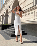 Rochie cocktail albă elegantă fără mâneci cu slit pe piciorul stâng, perfectă pentru evenimente speciale.