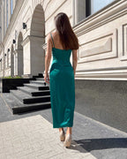 Rochie eleganta din satin cu bretele și slit, spate cu fermoar.