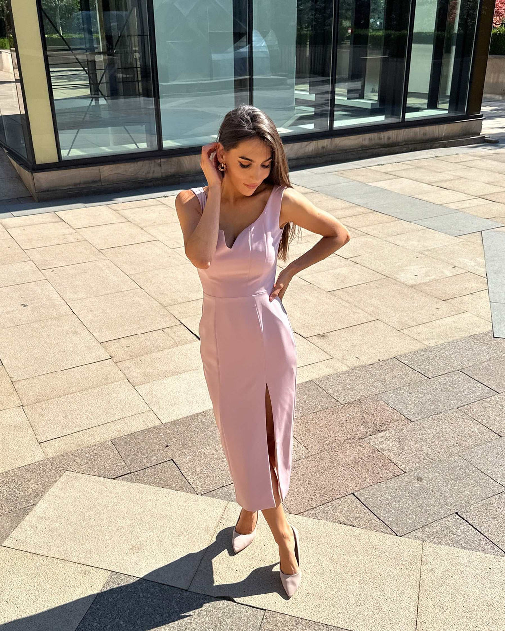 Rochie roz pudrat fără mâneci, cu slit și fermoar la spate.