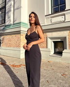 Rochie eleganta maxi casual neagră cu bretele din crep, ajustată pe corp, cu pliuri și decolteu mic.