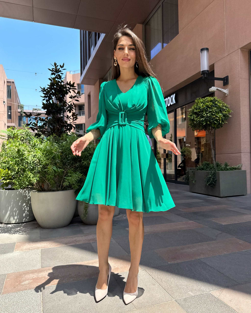 Rochie verde elegantă cu drapaj și mâneci, fermoar la spate.