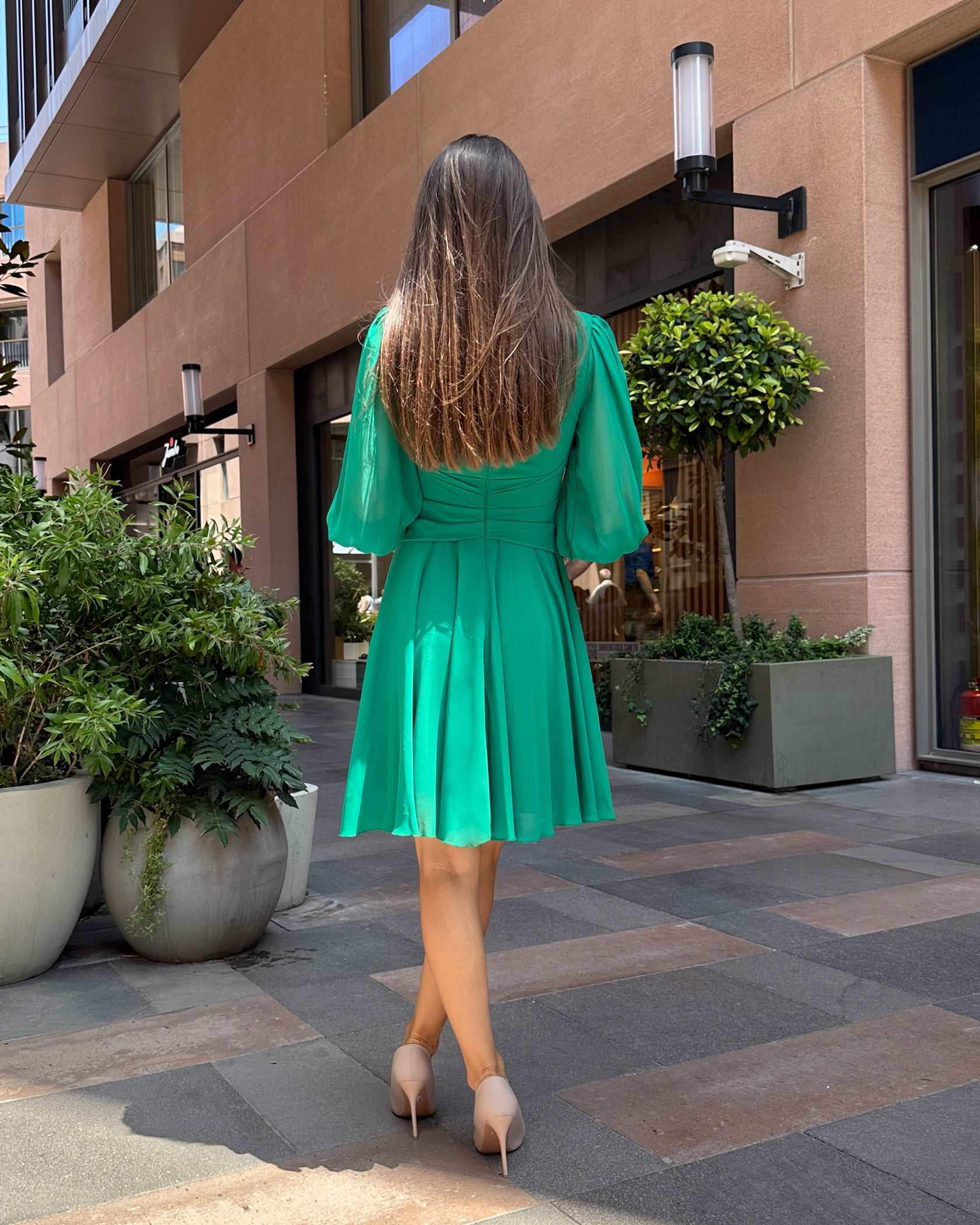 Rochie verde elegantă cu mâneci și drapaj, fermoar la spate.