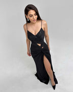 Rochie neagra eleganta cu slit si decolteu, bretele subtiri, fermoar la spate, material elastic.