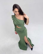 Rochie verde elegantă lungă cu o mânecă și șliț, decolteu pe un umăr.