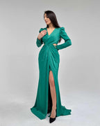 Rochie verde lungă de ocazie cu mâneci și șliț seducător, decolteu rafinat.