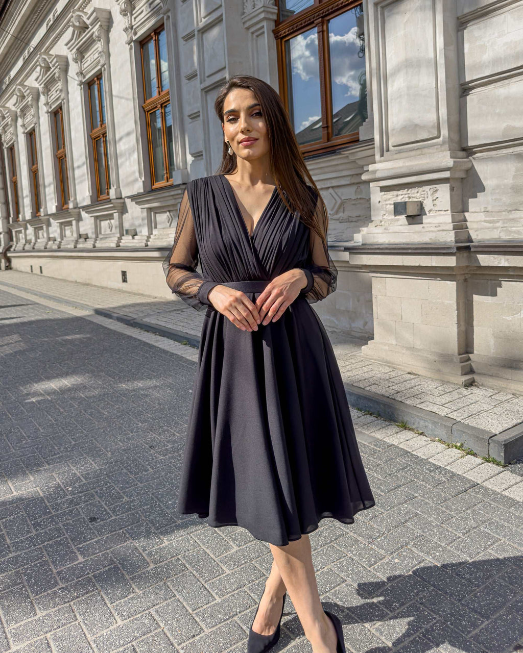 Rochie de ocazie neagră midi cu mâneci lungi transparente și decolteu în V.