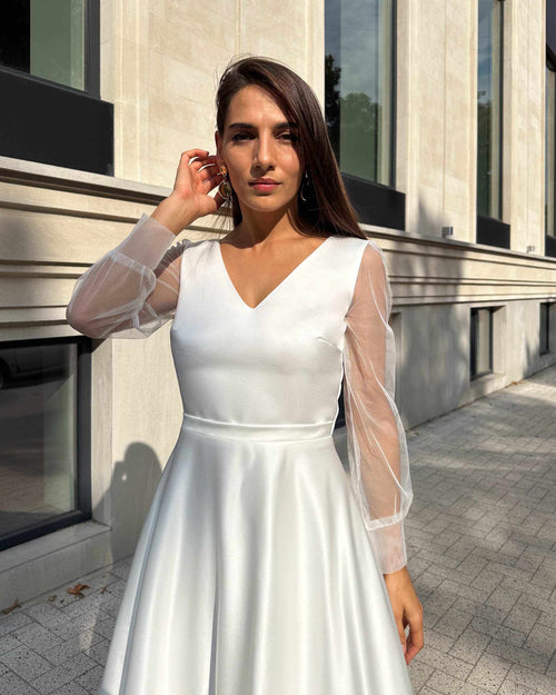 Rochie cununie civila, mâneci lungi transparente și centură fixă.