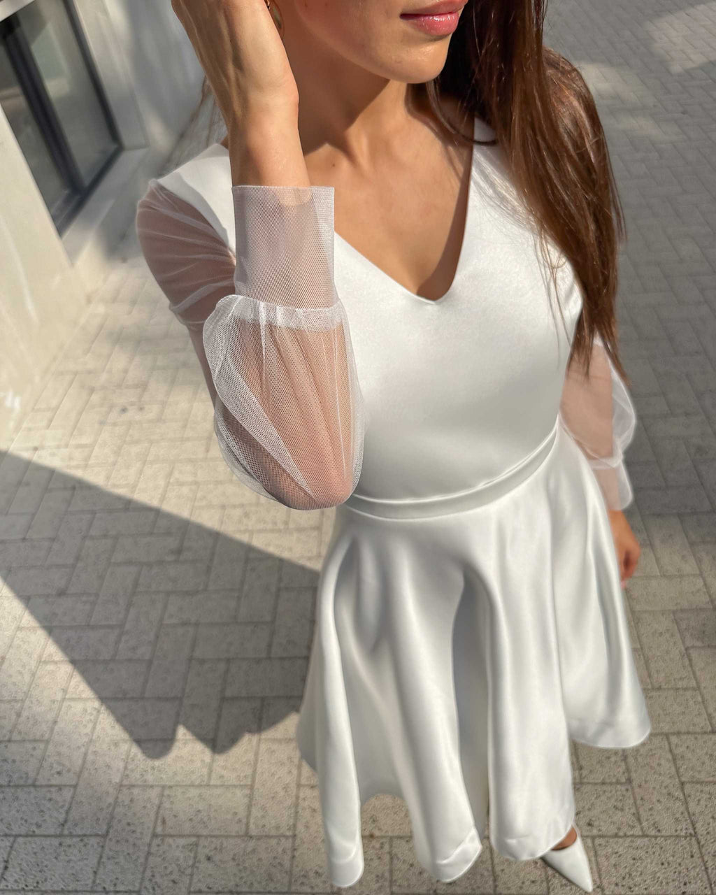 Rochie cununie civila cu mâneci lungi, detaliu transparent și centură fixă, elegantă și modernă.