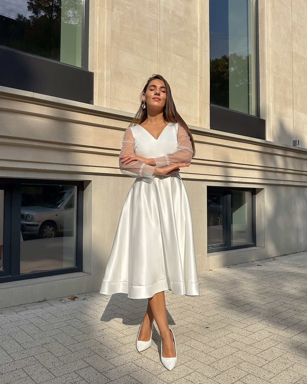 Rochie cununie civila midi cu mâneci lungi și centură fixă.