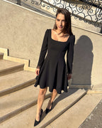 Rochie scurta cu mâneci, look sofisticat și feminin, ideal pentru ocazii speciale, material semi-elastic.