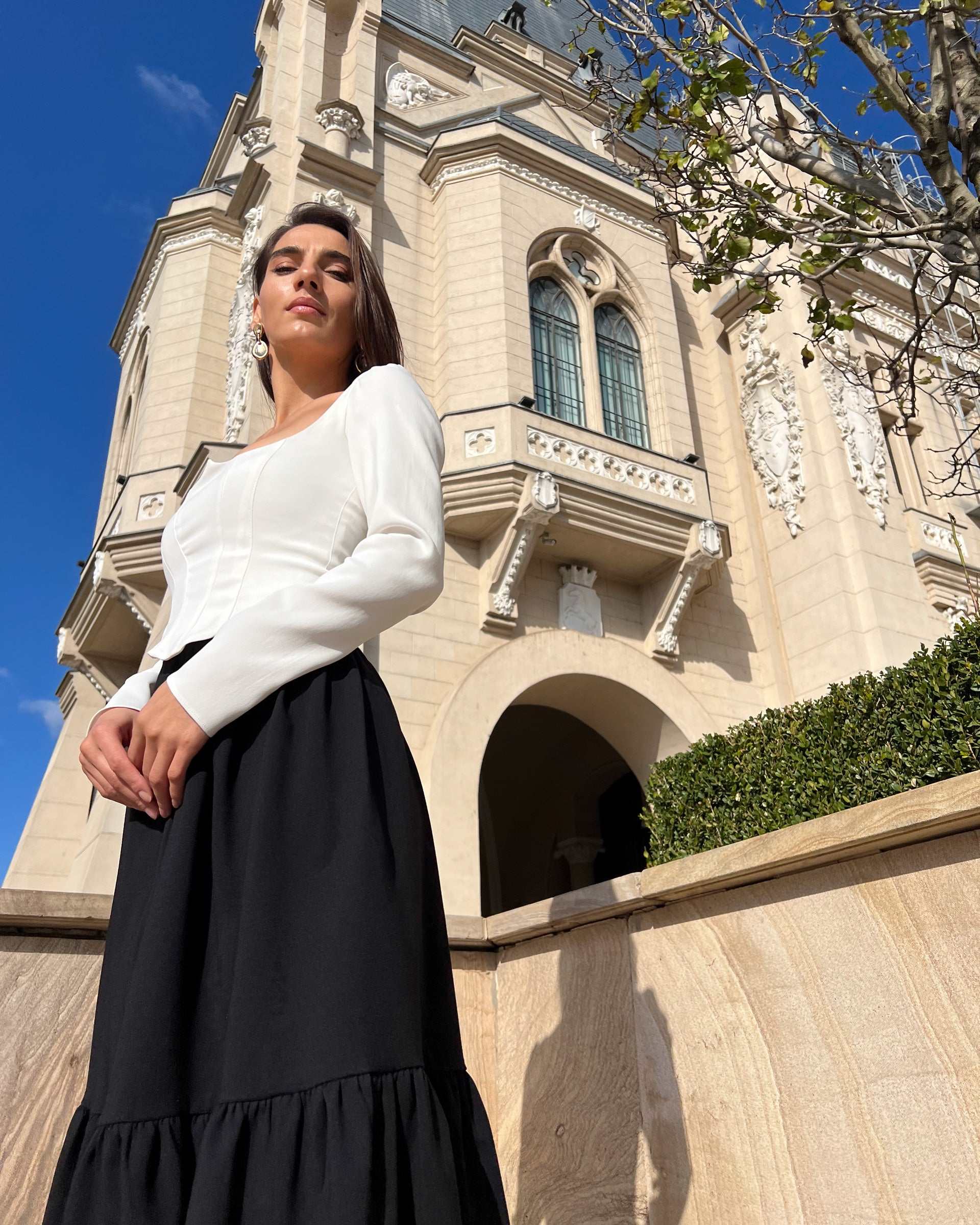 Fusta neagra cu volane, din stofă elastică, elegantă și versatilă.