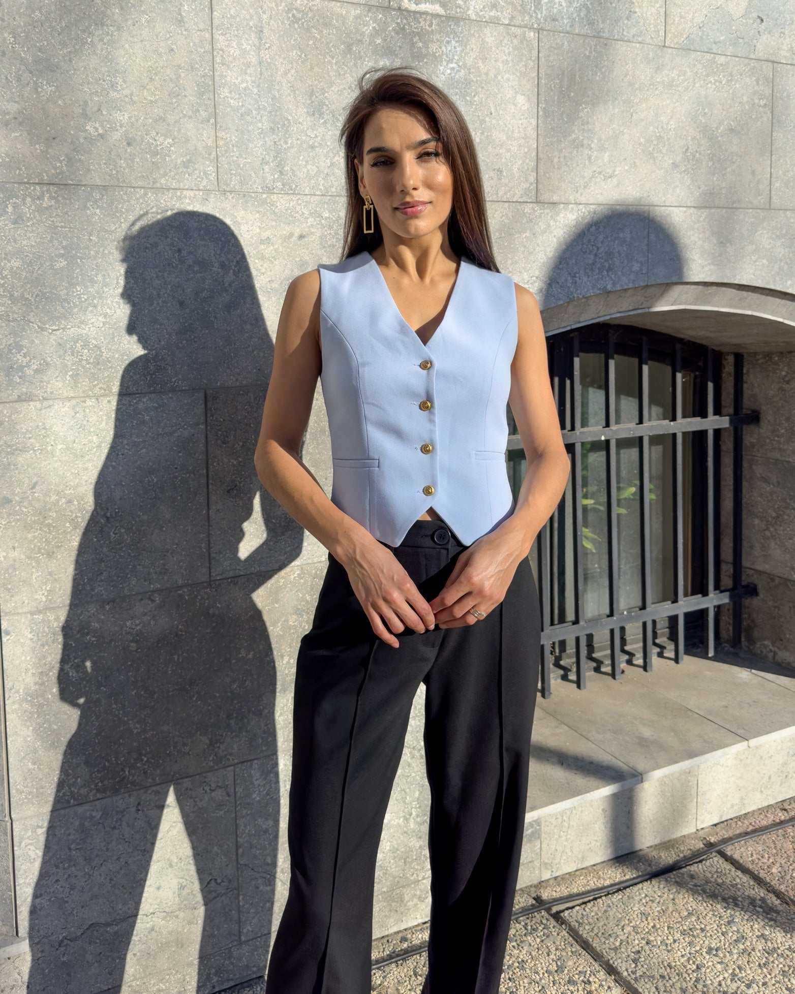 Vesta dama albastra cu croi cambrat, decolteu in V adanc, nasturi si buzunare ascunse.