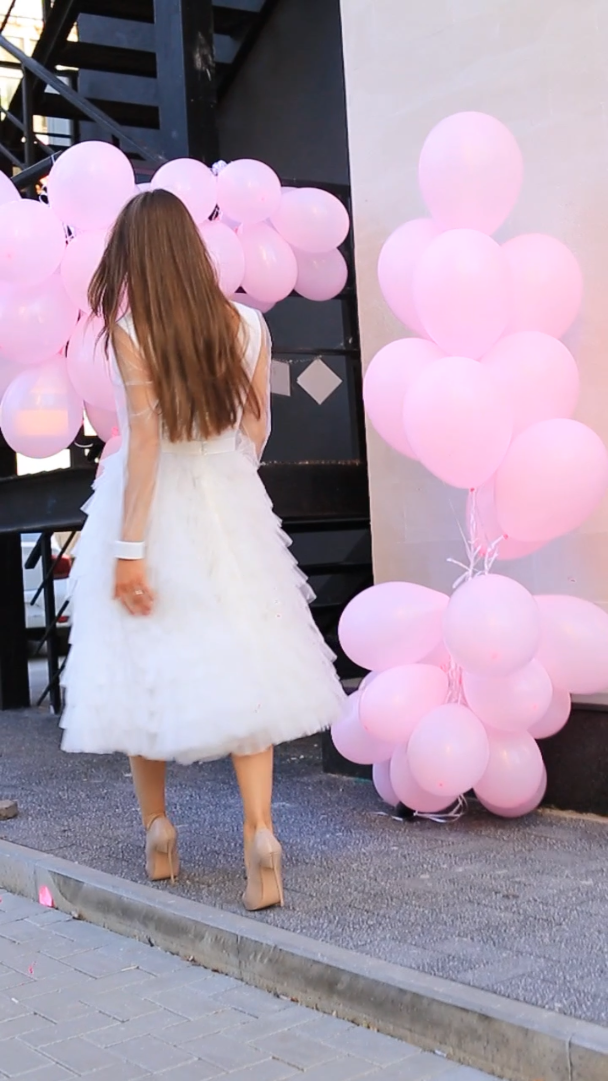 Robe de cérémonie civile avec décolleté, manches et volants