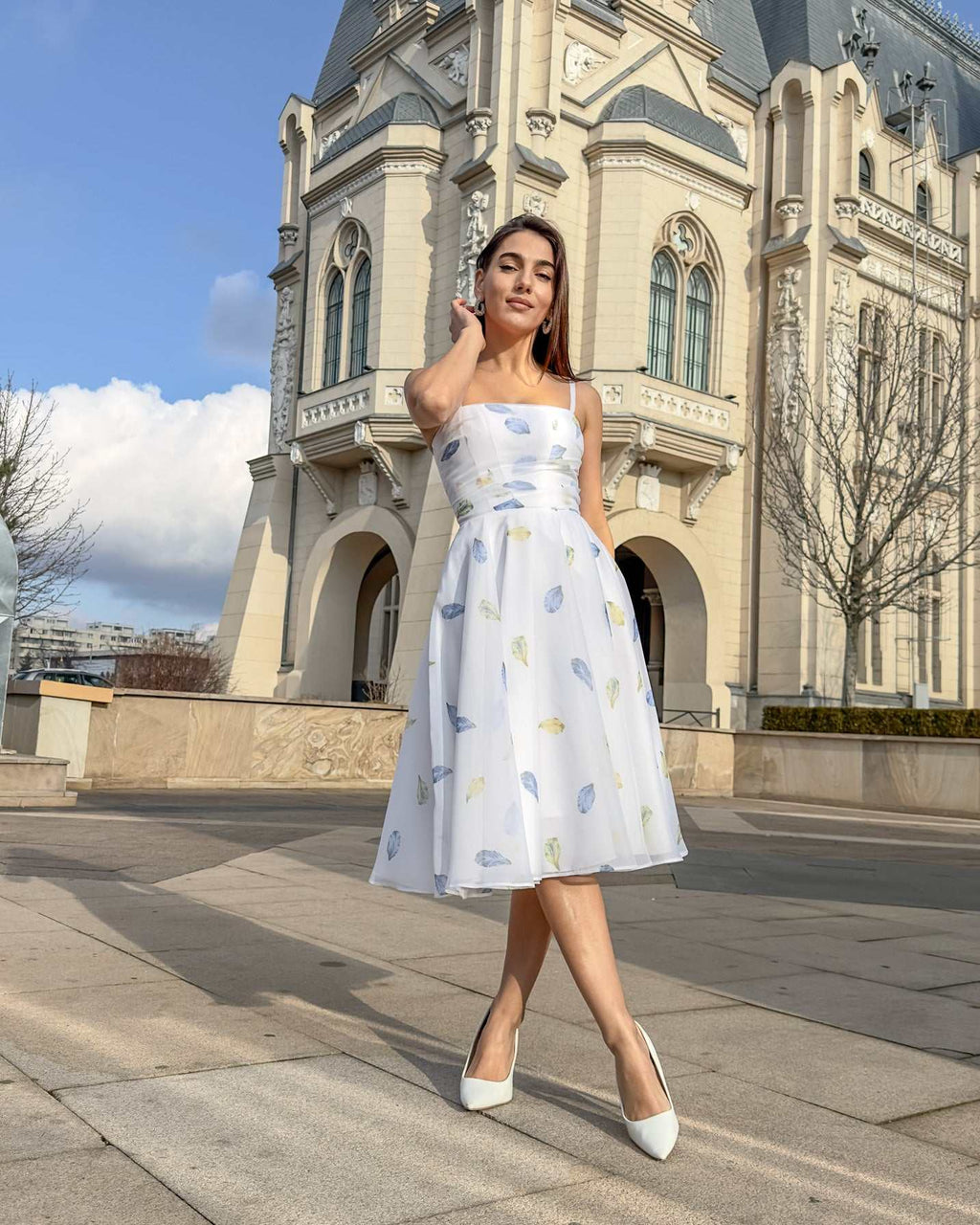 Rochie eleganta midi cu imprimeu floral și corset ajustabil, elegantă și versatilă pentru evenimente speciale.