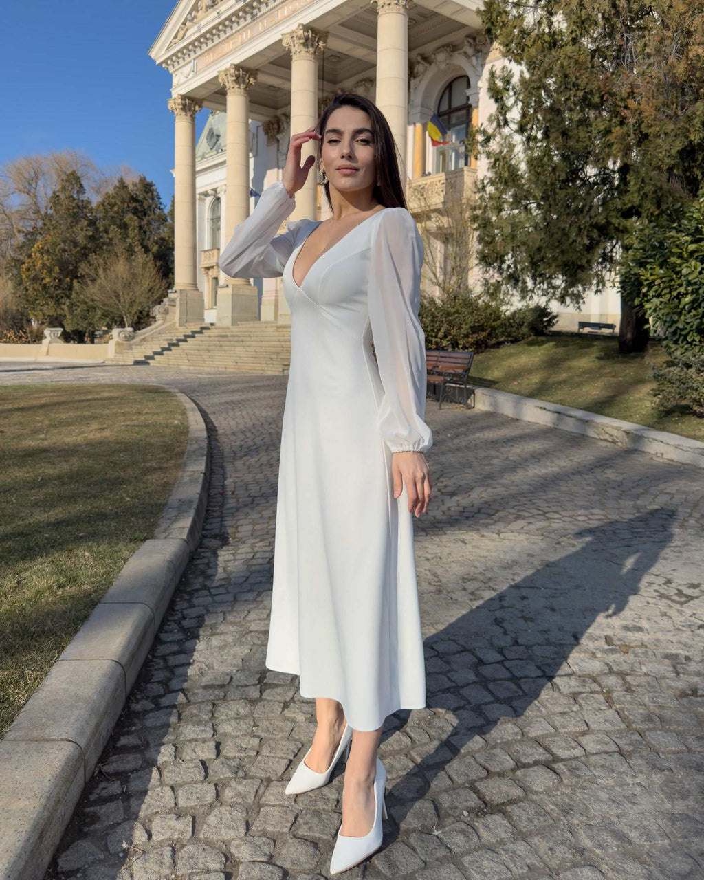 Robe blanche midi à manches longues, décolleté en V
