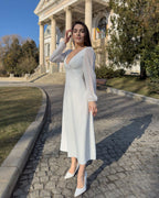 Robe blanche midi à manches longues, décolleté en V