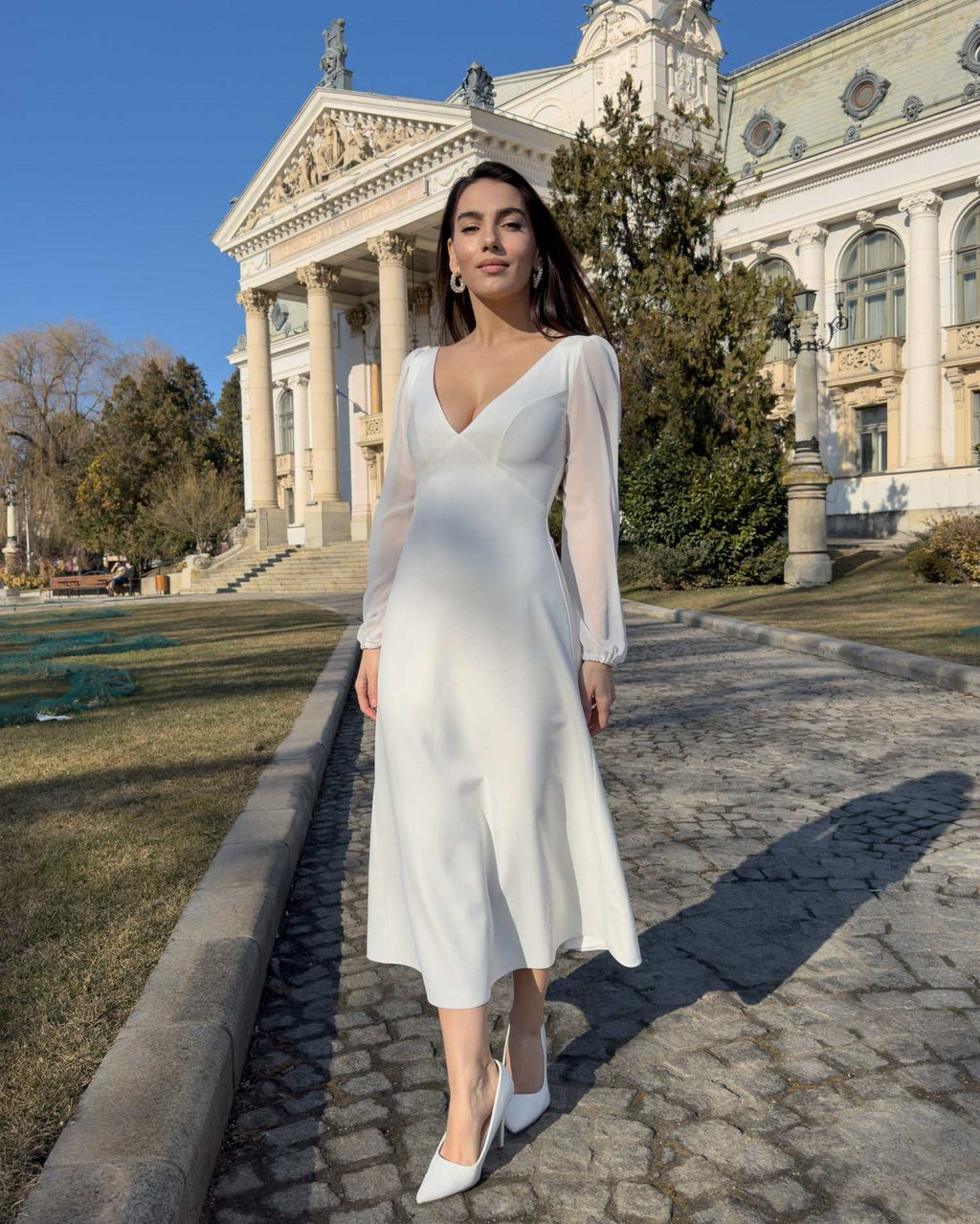 Robe blanche midi à manches longues, décolleté en V