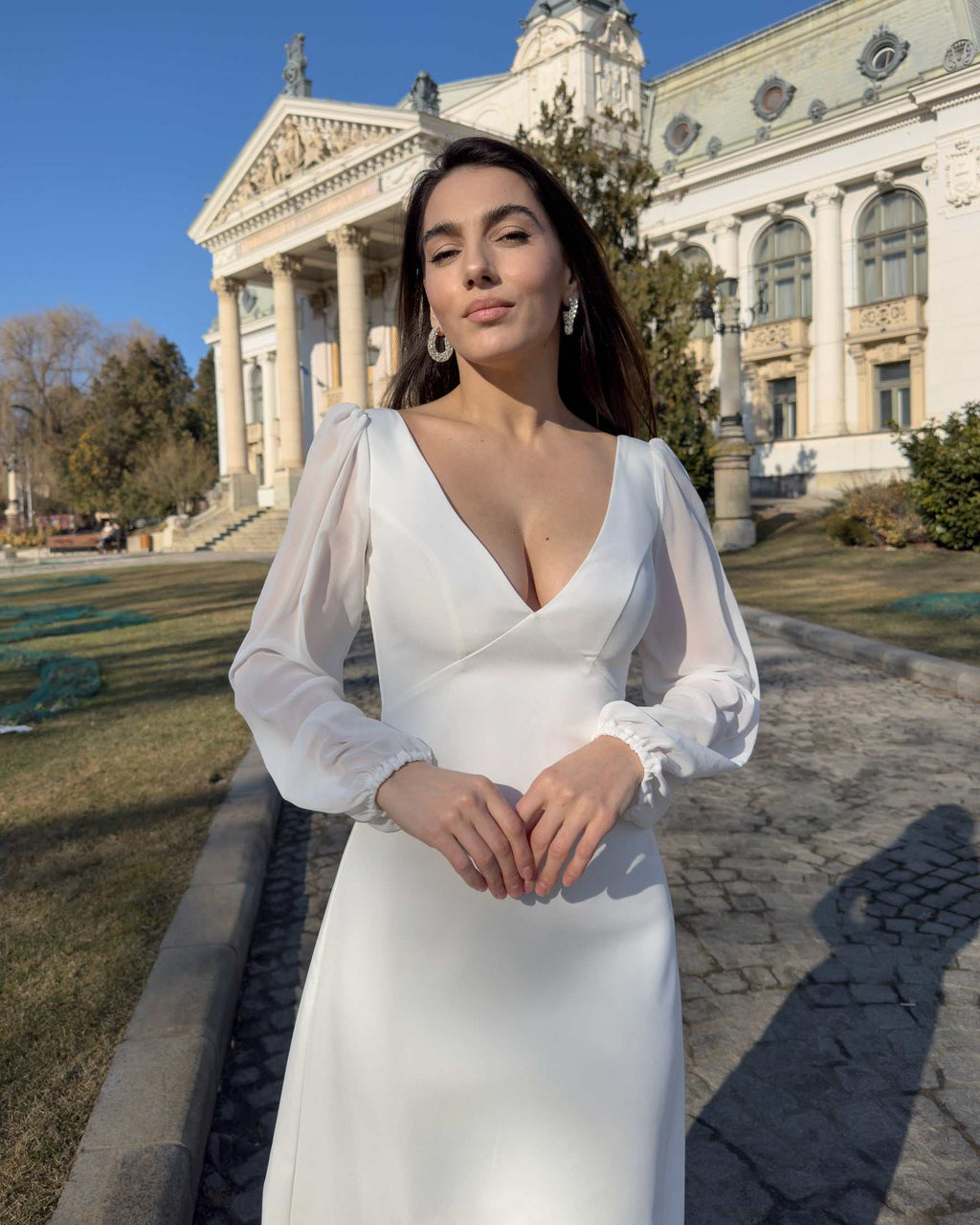 Robe blanche midi à manches longues, décolleté en V
