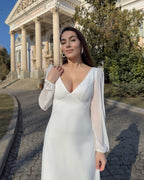 Robe blanche midi à manches longues, décolleté en V