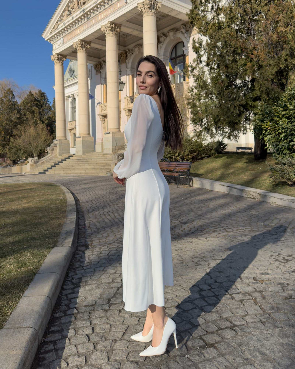 Robe blanche midi à manches longues, décolleté en V
