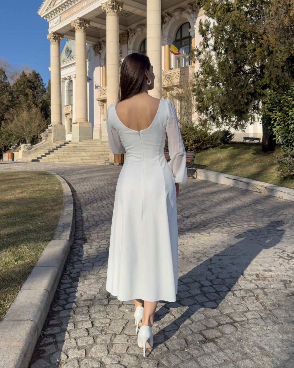 Robe blanche midi à manches longues, décolleté en V