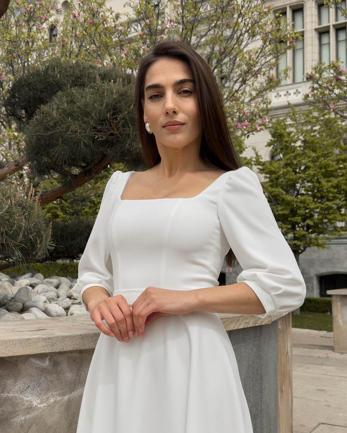 Rochie alba midi evazata cu maneci trei sferturi