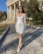 Robe blanche courte en taffetas stretch, décolleté en V