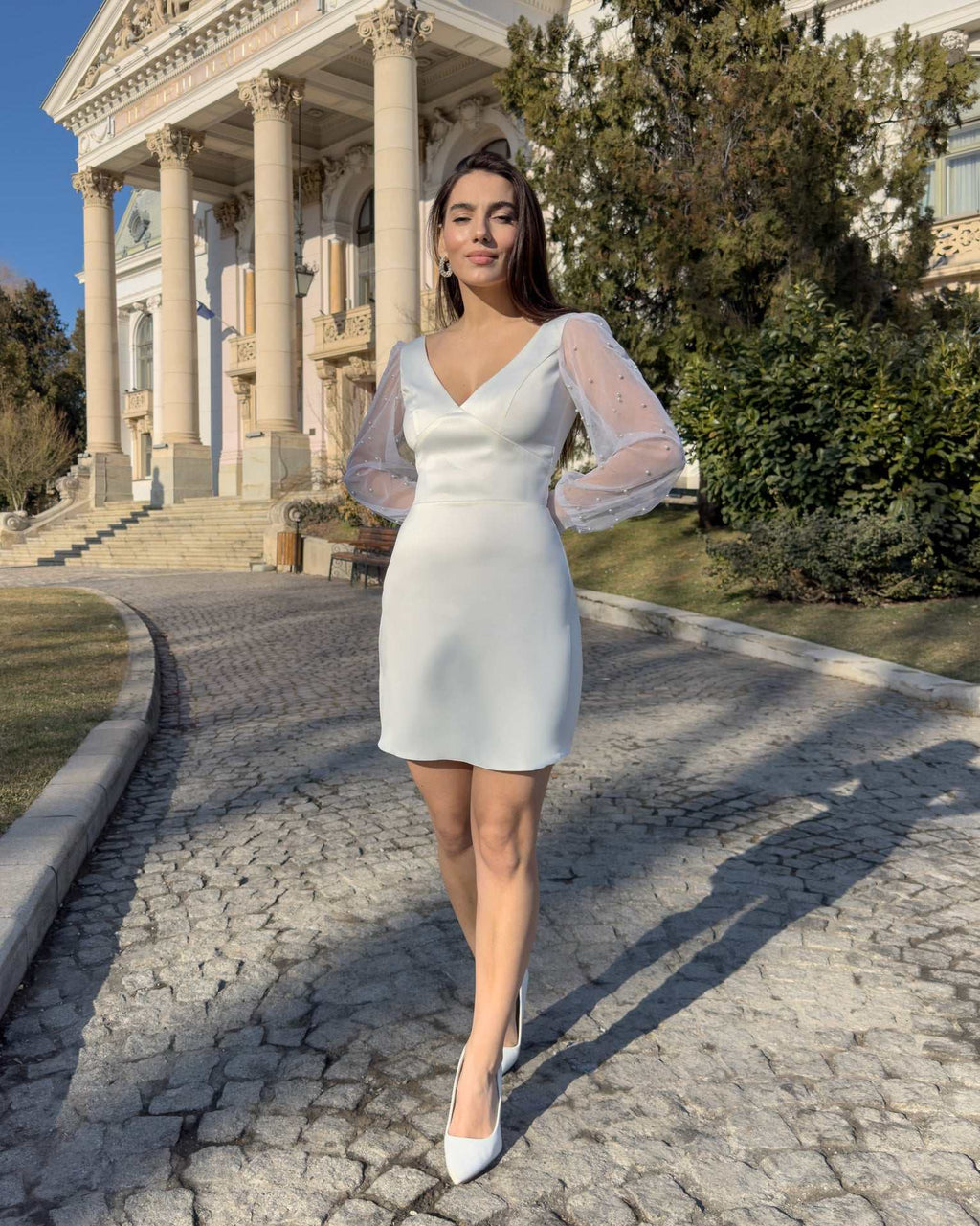 Robe blanche courte en taffetas stretch, décolleté en V