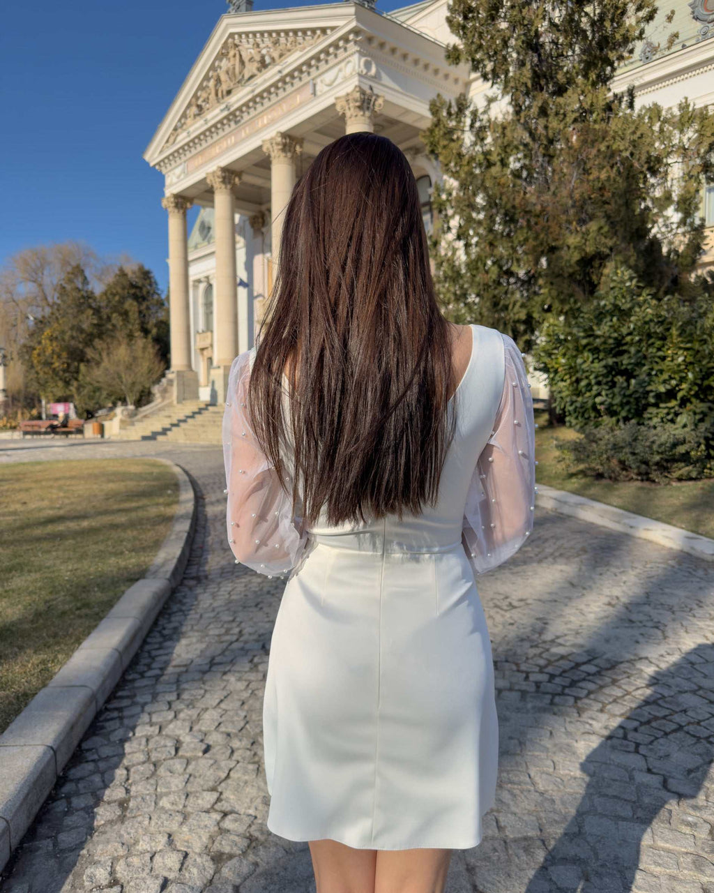 Robe blanche courte en taffetas stretch, décolleté en V