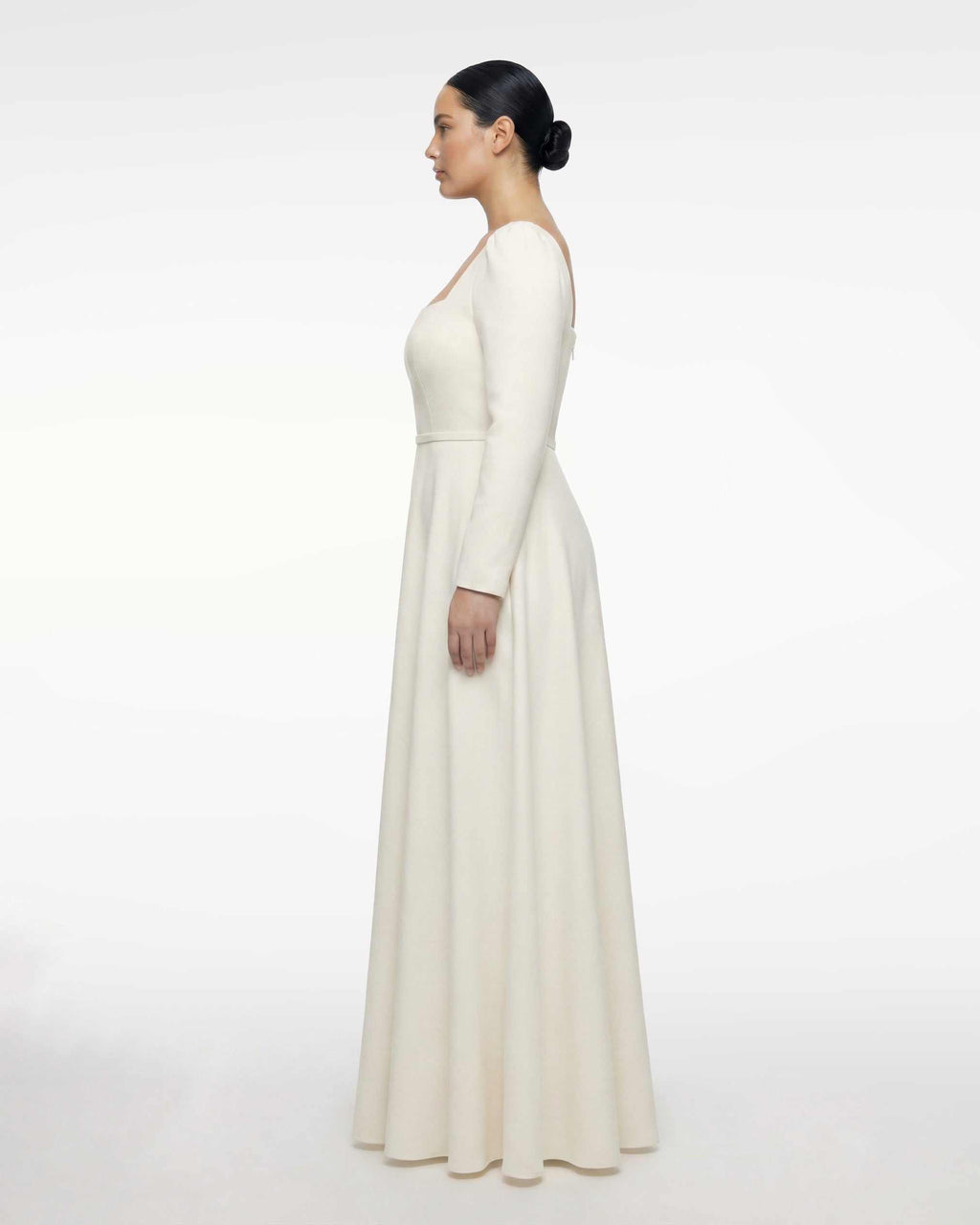 Robe de mariée classique, décolleté carré, manches longues