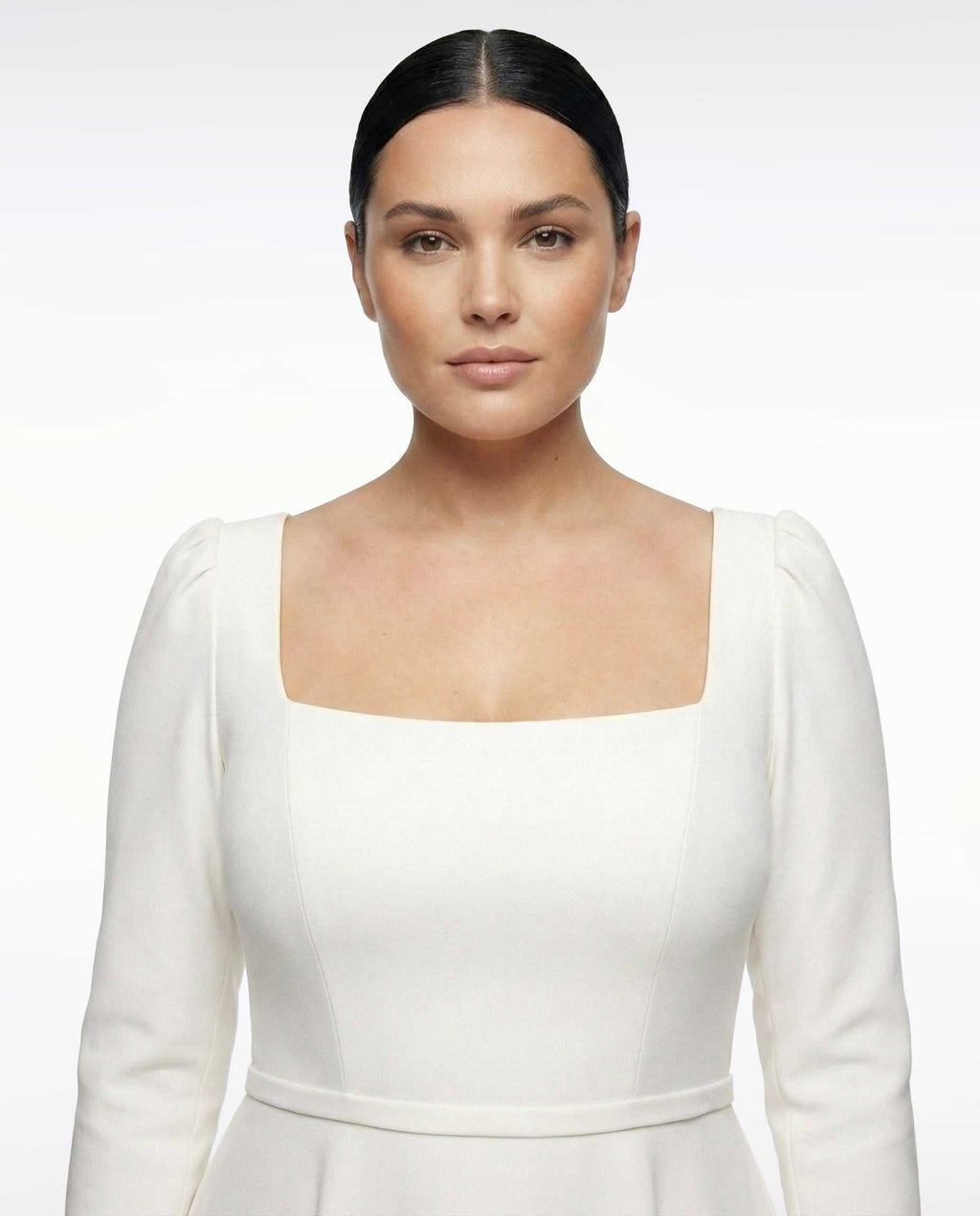 Robe de mariée classique, décolleté carré, manches longues