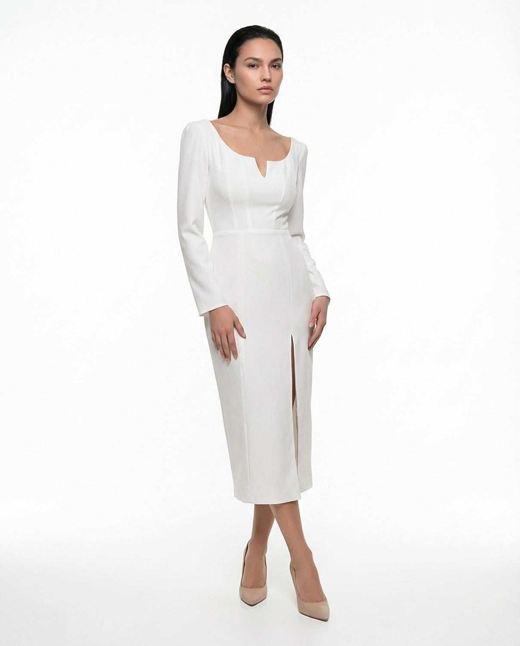 Robe blanche élégante avec manches longues et fente
