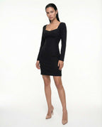 Robe noire élégante mini avec manches