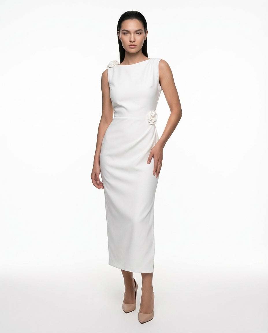 Robe blanche midi sans manches silhouette ajustée, design portefeuille élégant