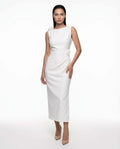 Robe blanche midi sans manches silhouette ajustée, design portefeuille élégant