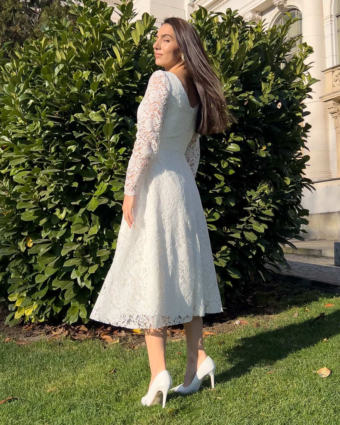 Robe de mariage civil blanche midi avec manches en dentelle