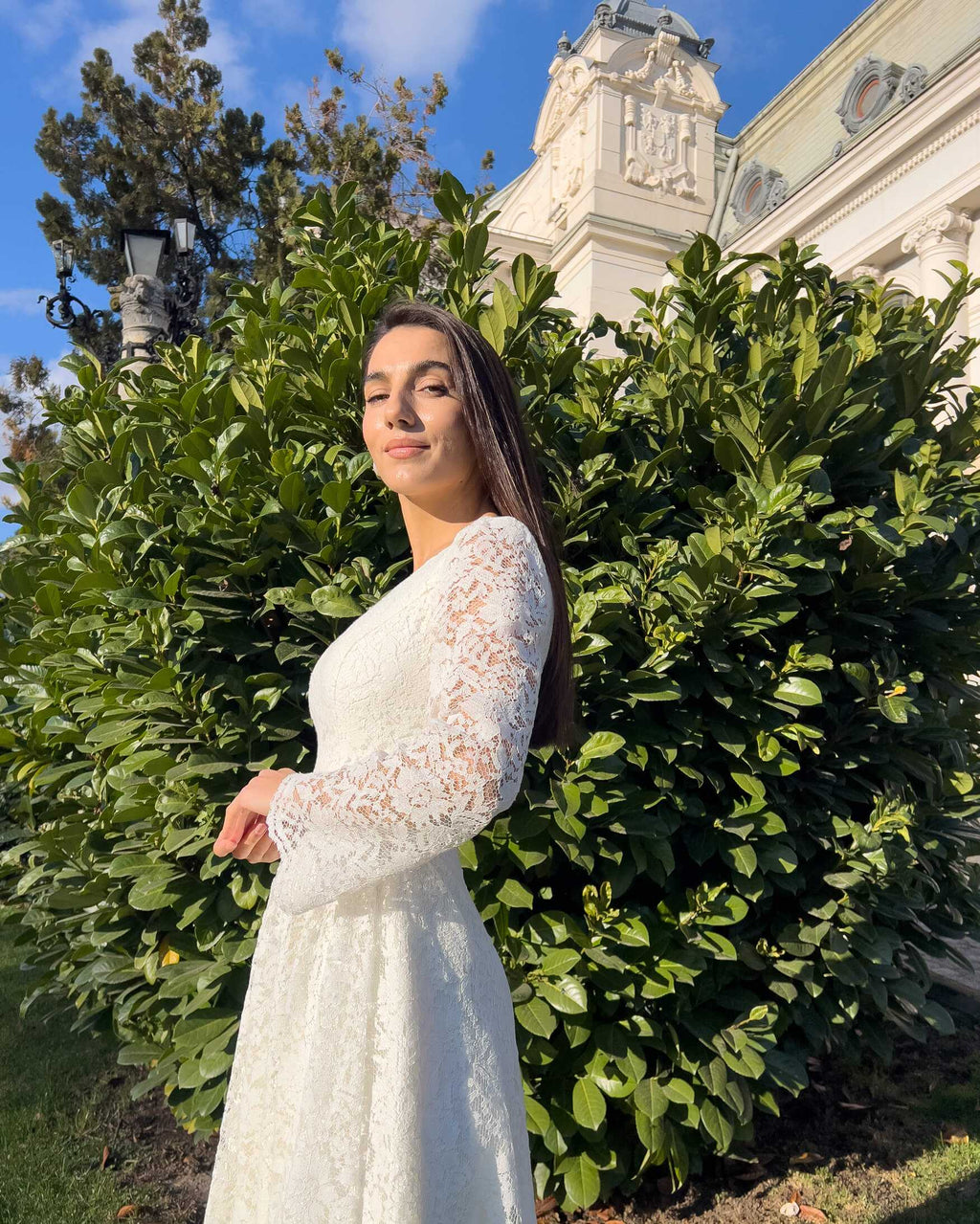 Robe de mariage civil blanche midi avec manches en dentelle