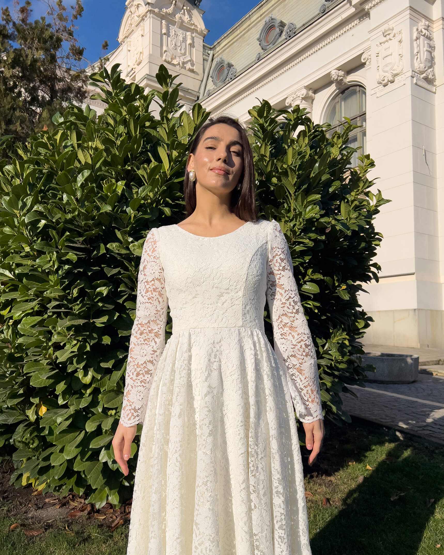 Robe de mariage civil blanche midi avec manches en dentelle