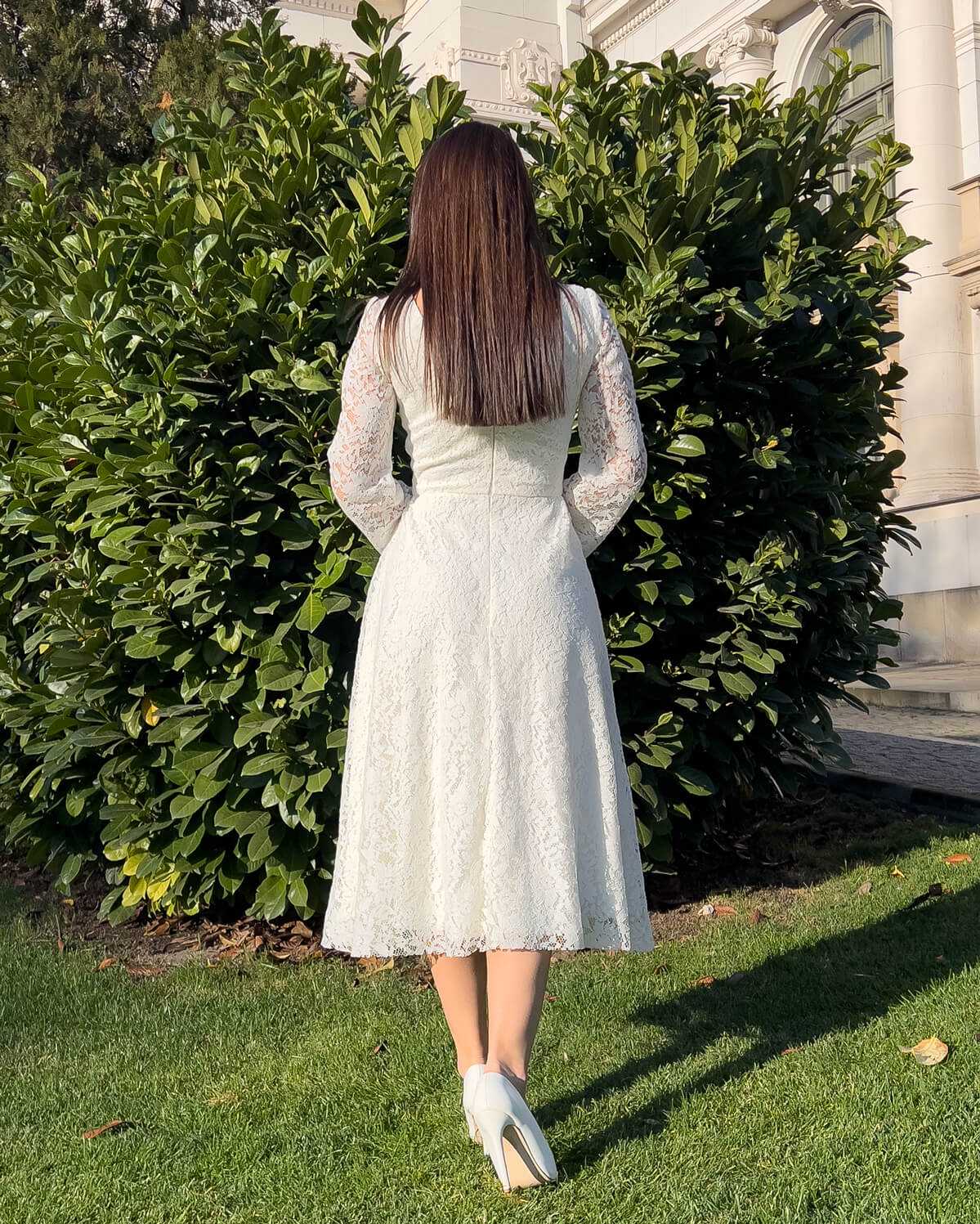 Robe de mariage civil blanche midi avec manches en dentelle