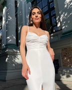 Rochie alba elegantă cu slit și bretele, crep, potrivită pentru evenimente speciale.