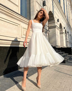 Rochie cununie civila albă elegantă midi cu decolteu și cordon în talie.