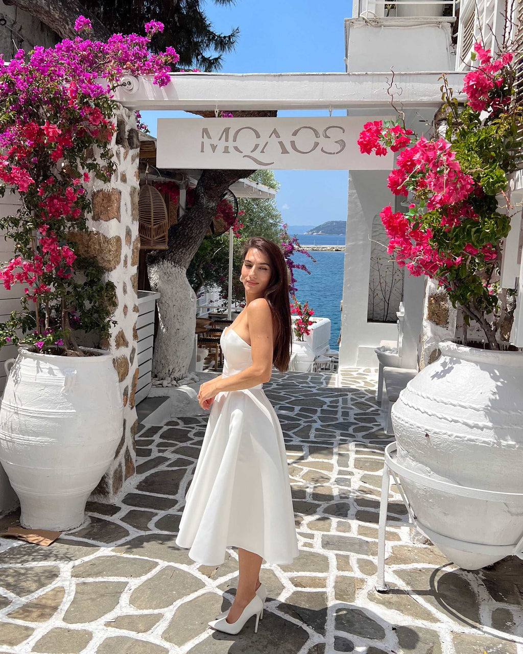 Robe blanche courte fabuleuse avec corset et décolleté